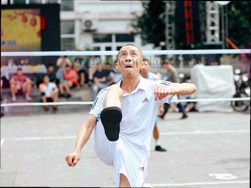 球衣背面号码局部特写，画面叠加半透明传球路线线条